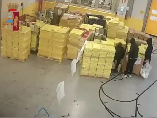 Carte di credito rubate al centro postale: un bottino da un milione di euro
