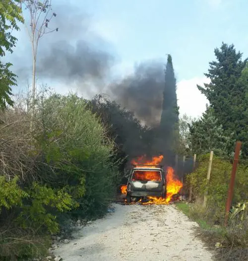 La rapina all'agente di commercio. Poi il rogo dell'auto usata per la fuga