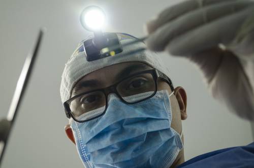 Il dentista cinese visita i pazienti su una sdraio