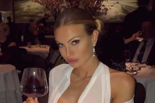 Taylor Mega, la sua versione sulla sbronza in tv: "Tre shottini di vodka li tengo, ma quella egiziana fa schifo" 