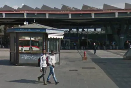 Napoli, ghanese fa bisogni in stazione e pesta uomo che lo rimprovera