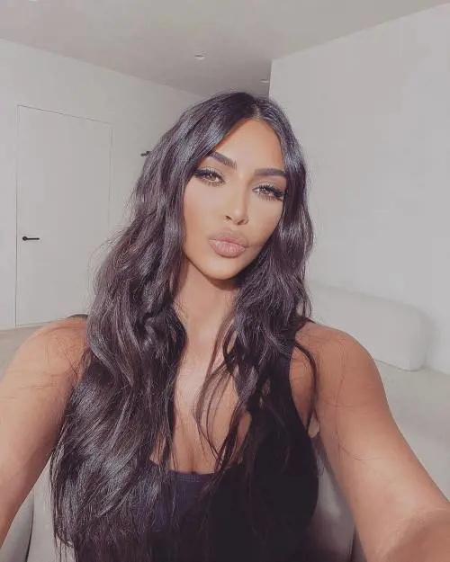 Kim Kardashian indossa l'anello rubato a Parigi: ​qual è la verità sulla rapina?