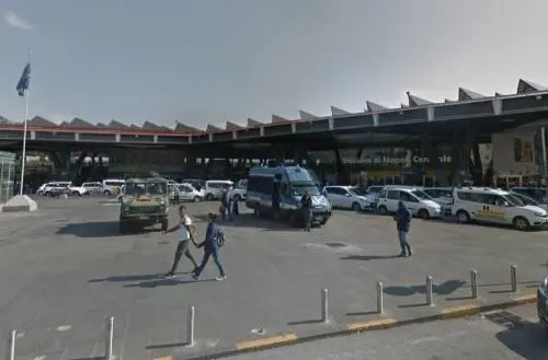 Napoli, nigeriana scatena panico in stazione: finisce in psichiatria