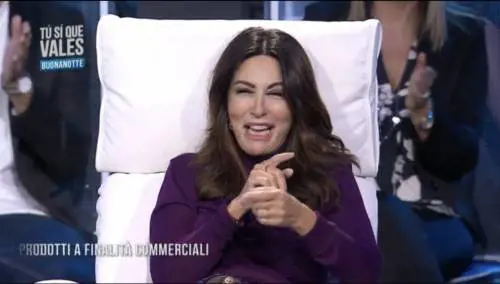 Tu si que vales, scoppia petardo in studio. La Ferilli impreca: "Mortacci tua"