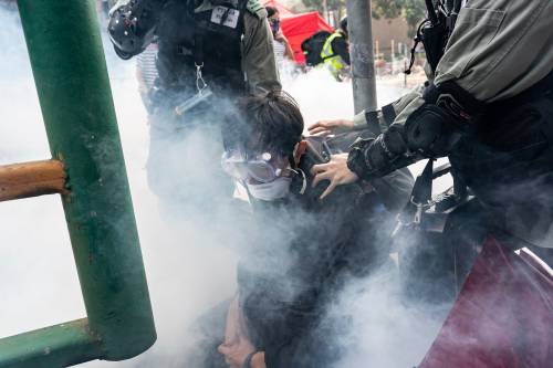 Bandiere e inni a Trump: Hong Kong in piazza accende la crisi Cina-Usa