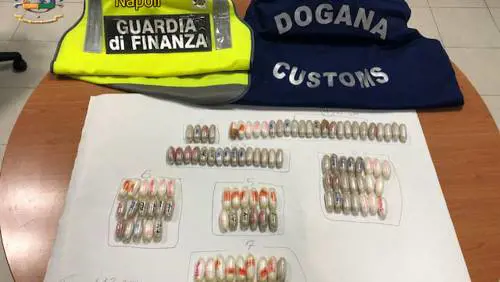 Cento ovuli di droga nell'addome: preso in aeroporto il trafficante nigeriano