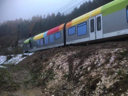 Il maltempo piega l'Alto Adige: treno Sad deraglia in Val Pusteria