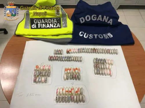 In corpo 112 ovuli di droga, arrestato corriere straniero