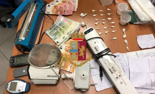 Cocaina e contanti in casa: quattro arresti