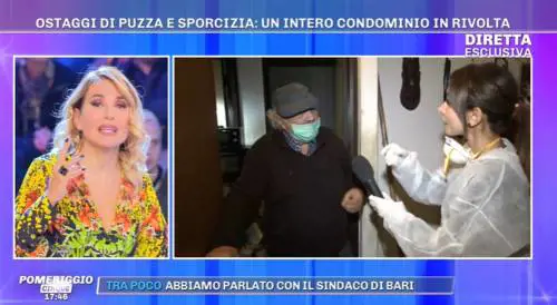 L'85enne sommerso da rifiuti: "Non ho acqua calda"