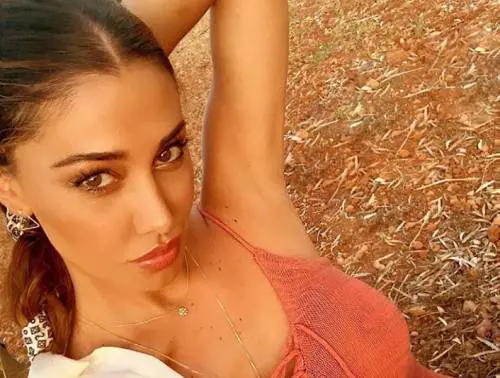 Belen Rodriguez ha fretta e abbandona il suv in mezzo alla strada