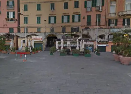 Genova, accoltella titolare kebab e fugge con 10mila euro: caccia all'uomo