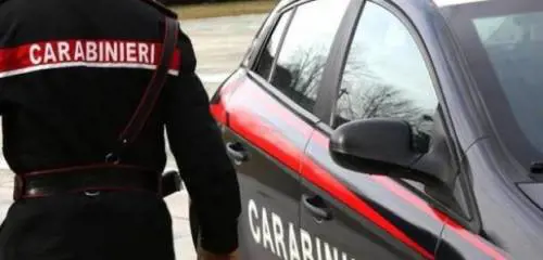 Picchiava la moglie con lo schiaccianoci: "Tornerò con la pistola"