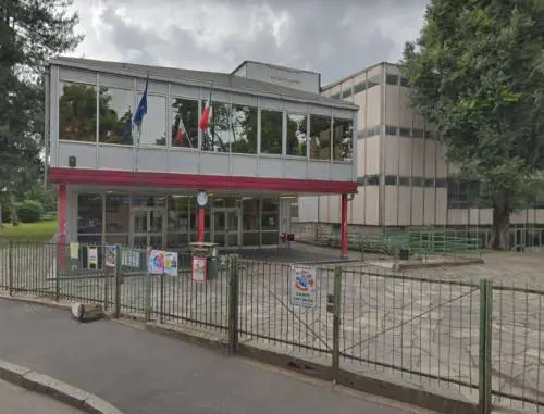 Spruzzano spray al peperoncino nel bagno della scuola, 35 alunni intossicati