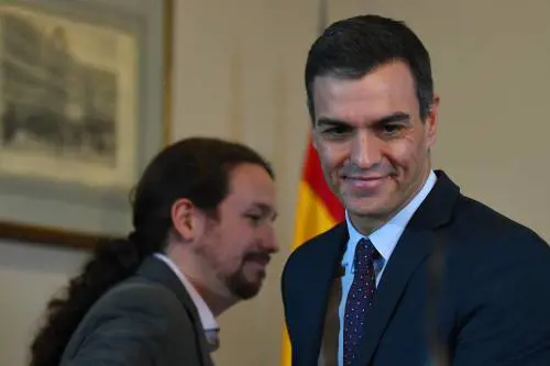 Sánchez passa per 2 voti. Sul governo rosso-viola pesa la cambiale catalana