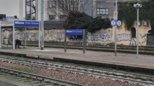 "Non puoi salire in bici". E il rider africano massacra il capotreno