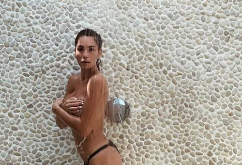 Ludovica Valli sexy sotto la doccia L'attacco: "Viso stravolto"