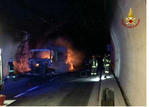 Tir brucia in galleria su autostrada A10: 32 persone intossicate