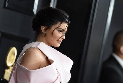Kylie Jenner vende parte della sua azienda di cosmetici