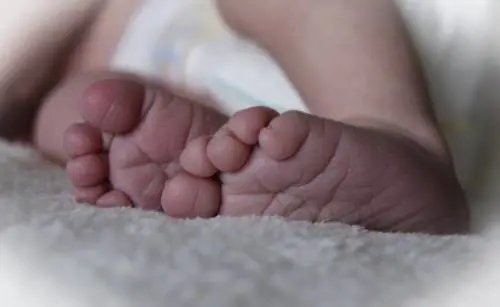Vanno al bar ad ubriacarsi e lasciano la figlia neonata da sola. Denunciati due stranieri