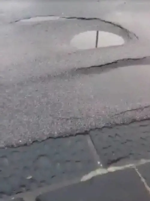 Rischia di sprofondare via Diocleziano: un nuovo pericolo dopo la voragine di via Masoni