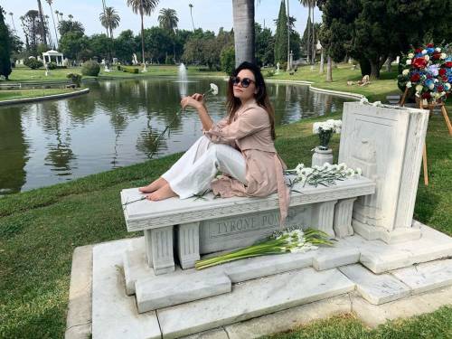 Romina Carrisi sulla tomba del nonno Tyrone Power. Scatta la polemica