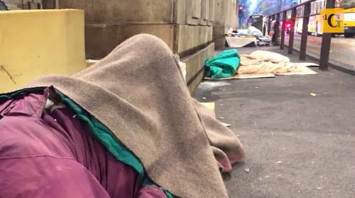 Degrado alla stazione Centrale: viaggio nel dormitorio dei migranti