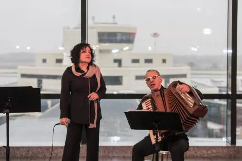 Voce e piano fra gli applausi per Antonella Ruggiero e Baldan Bembo a Malpensa