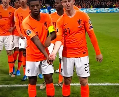 Olanda, Wijnaldum-De Jong e l'esultanza contro il razzismo