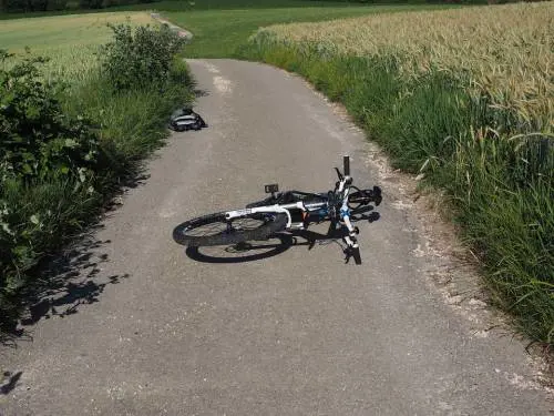 "Un ciclista è stato investito". Ma sta solo dormendo