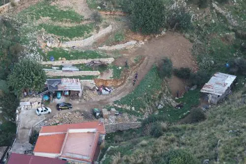 Il video dei rifiuti pericolosi sul torrente: il sequestro a Carini