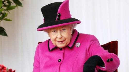 La regina Elisabetta II si trucca da sola
