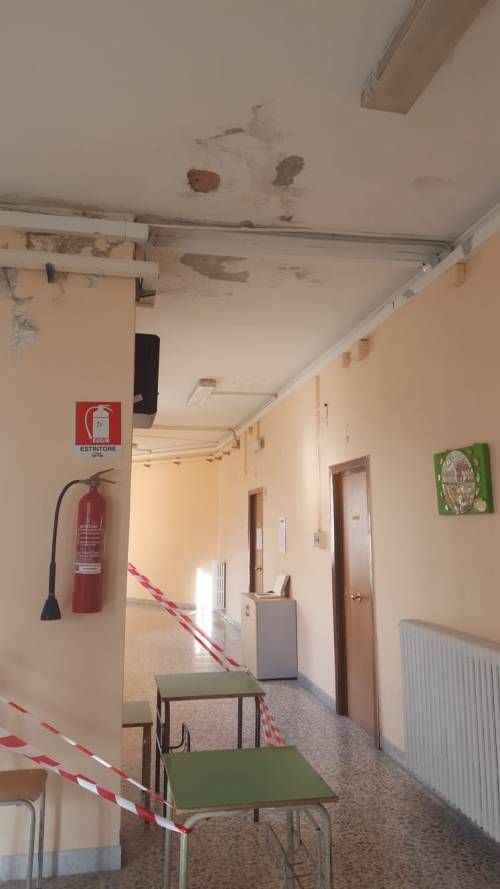 Le immagini dei danni nella scuola "Andrea Doria" di Fuorigrotta