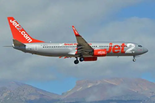Tenta di aprire portellone aereo in volo: intervengono i caccia