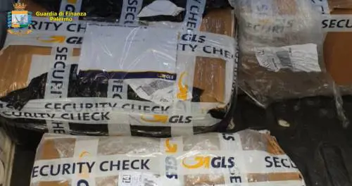 La droga spedita per posta: due arresti tra Napoli e Palermo