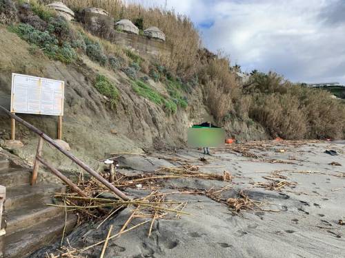 Disastro ambientale a Ischia, frana il costone di Cava dell’Isola