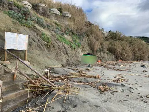 Disastro ambientale a Ischia, frana il costone di Cava dell’Isola