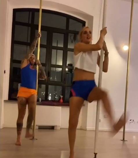 Fedez e Chiara Ferragni fanno la pole dance ma lui si infortuna