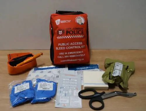 Londra, troppi accoltellamenti: kit anti dissanguamento distribuiti nei locali