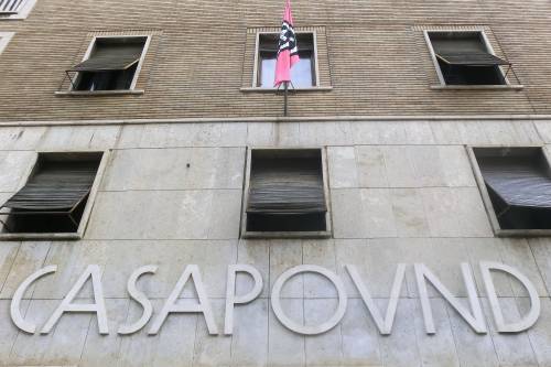 Pronto l'avviso di sfratto per Casapound: "Reato di occupazione abusiva e odio razziale"