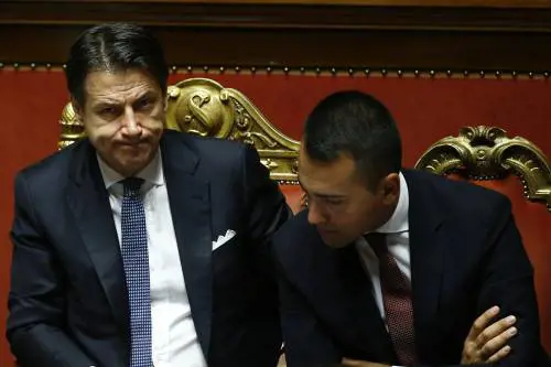Quel grave errore del governo: lascia tutto a Merkel e Macron