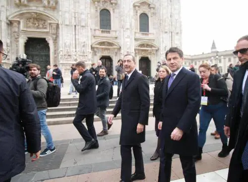 Conte show dopo le polemiche Sala batte cassa per le scuole