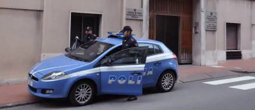 Nigeriano dorme nel dehor di un bar e minaccia di morte il titolare