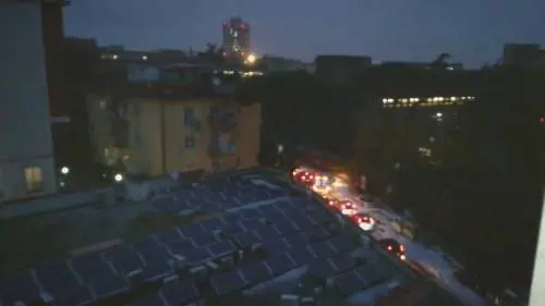 Ambulanza ferma nel traffico per la sosta selvaggia: a rischio la vita del paziente
