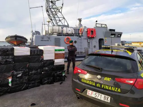 Contrabbando di sigarette dalla Tunisia a Palermo: 17 arresti