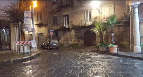 Le immagini della rapina alla banca Unicredit di Aversa