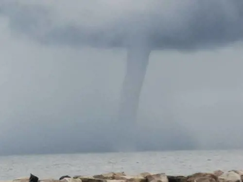 Tromba d’aria nel porto di Ischia: paura per barche e traghetti