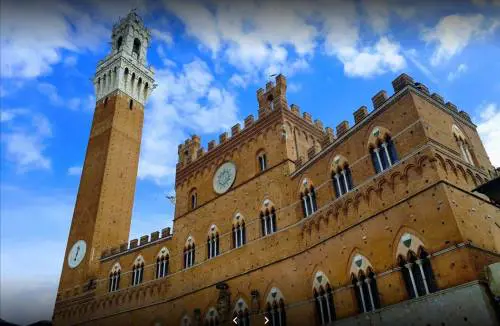 Donna si getta dalla Torre del Mangia di Siena: lascia due figli piccoli