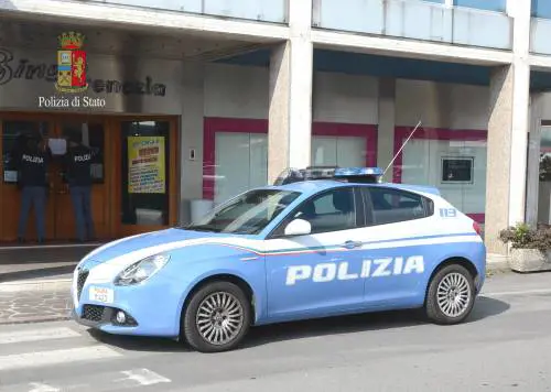 "Vi rubo la pistola e vi sparo". Calci e pugni del tunisino in Questura