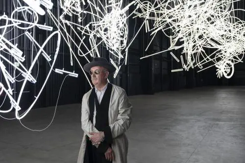 L'arte accende l'Hangar con luce, suono e Natura